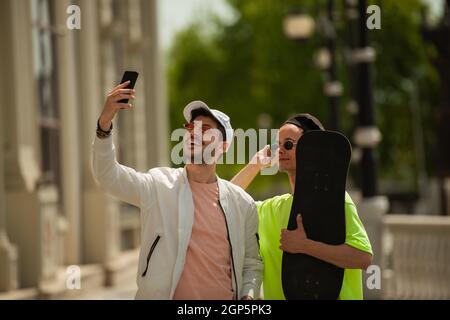 Deux amis masculins prennent des selfies ensemble Banque D'Images