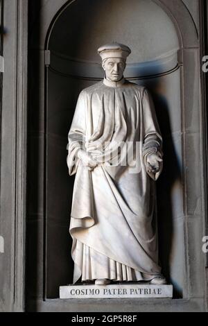 Cosimo pater patriae, statue dans les niches de la colonnade des Offices. La première moitié du xixe siècle, ils ont été occupés par des statues de célèbres peop 28 Banque D'Images