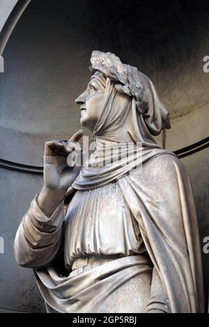 Francesco Petrarca dans les niches de la colonnade des Offices. La première moitié du xixe siècle, ils ont été occupé par 28 statues de personnes célèbres en Flor Banque D'Images