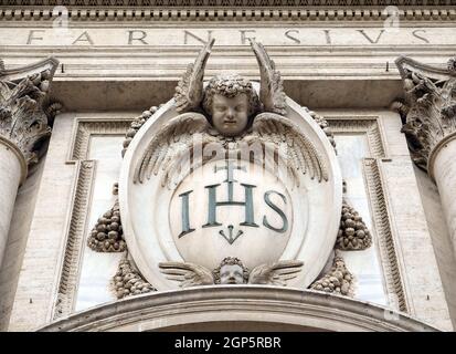 Christogram IHS, façade de l'église du Gesù, église-mère de la Compagnie de Jésus, Rome, Italie Banque D'Images