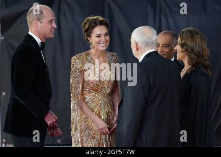 Le duc et la duchesse de Cambridge sont accueillis par Barbara Broccoli et Michael G. Wilson (à gauche) lorsqu'ils arrivent pour la première mondiale de No Time To Die, au Royal Albert Hall de Londres. Date de la photo: Mardi 28 septembre 2021. Banque D'Images