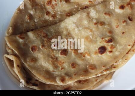 Vue rapprochée du pain nu fait à la main dans de l'huile appelée paratha roti. Paratha est populaire en Inde, au Pakistan et dans d'autres pays d'Asie du Sud. Texture pour b Banque D'Images