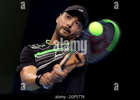 Sofia, Bulgarie - 28 septembre 2021 : Dimitar Kuzmanov, en Bulgarie, en action contre Lorenzo Musetti, en Italie, lors de l'ATP 250 Sofia Open. Banque D'Images