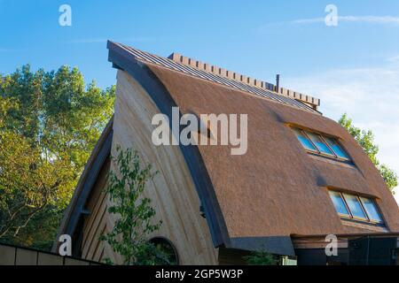 AHRENSHOOP SUR LE DARS - 29 JUILLET 2018: Architecture moderne sur Fischland-Darß à Ahrenshoop. Fait de construction traditionnelle un sculptant architectural Banque D'Images