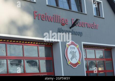 AHRENSHOOP SUR LE DARS - 29 JUILLET 2018: Construction du service de pompiers volontaires de la ville Ahrenshoop à la mer Baltique Banque D'Images