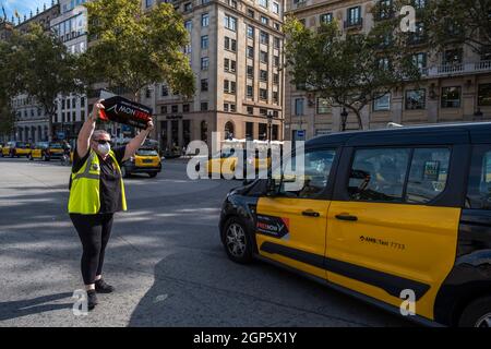 Barcelone, Espagne. 28 septembre 2021. Un chauffeur de taxi a vu afficher un écriteau avec le logo Freenow inversé pendant la marche des chauffeurs de taxi.les chauffeurs de taxi ont participé à une marche lente contre les compagnies de transport avec les chauffeurs Uber et Free Now, qu'ils accusent de concurrence déloyale selon les règlements de l'Institut métropolitain de taxi. (Photo par Paco Freire/SOPA Images/Sipa USA) crédit: SIPA USA/Alay Live News Banque D'Images