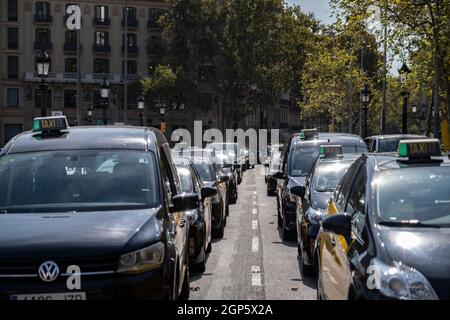 Barcelone, Espagne. 28 septembre 2021. Un groupe de voitures de taxi vu garées devant le siège de Free Now Barcelona sur la Plaza Catalunya.les chauffeurs de taxi ont participé à une marche lente contre les compagnies de transport avec les conducteurs Uber et Free Now, qu'ils accusent de concurrence déloyale selon les règlements de l'Institut métropolitain de taxi. (Photo par Paco Freire/SOPA Images/Sipa USA) crédit: SIPA USA/Alay Live News Banque D'Images