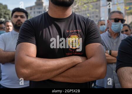 Barcelone, Espagne. 28 septembre 2021. Un chauffeur de taxi vu devant le siège de Free Now Barcelona lors de la manifestation portant un T-shirt avec le logo Elite taxi Spain.les chauffeurs de taxi ont participé à une marche lente contre les compagnies de transport avec des conducteurs Uber et Free Now, Qu'ils accusent de concurrence déloyale selon les règlements de l'Institut métropolitain de taxi. (Photo par Paco Freire/SOPA Images/Sipa USA) crédit: SIPA USA/Alay Live News Banque D'Images