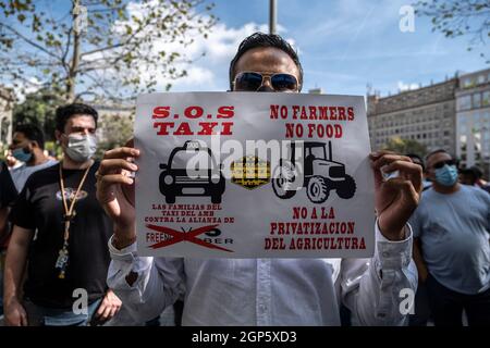 Barcelone, Espagne. 28 septembre 2021. Un chauffeur de taxi a vu tenir un écriteau exprimant son opinion lors de la manifestation devant le siège de Free Now à Barcelone.les chauffeurs de taxi ont participé à une marche lente contre les compagnies de transport avec des conducteurs Uber et Free Now, Qu'ils accusent de concurrence déloyale selon les règlements de l'Institut métropolitain de taxi. (Photo par Paco Freire/SOPA Images/Sipa USA) crédit: SIPA USA/Alay Live News Banque D'Images