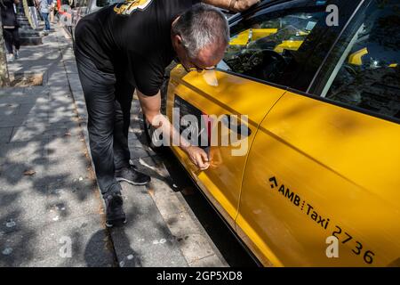 Barcelone, Espagne. 28 septembre 2021. Un chauffeur de taxi a vu déchirer le logo de FreeNow de son véhicule de taxi devant le siège de Free Now Barcelona sur la Plaza Catalunya.les chauffeurs de taxi ont participé à une marche lente contre les compagnies de transport avec des conducteurs Uber et Free Now, Qu'ils accusent de concurrence déloyale selon les règlements de l'Institut métropolitain de taxi. (Photo par Paco Freire/SOPA Images/Sipa USA) crédit: SIPA USA/Alay Live News Banque D'Images