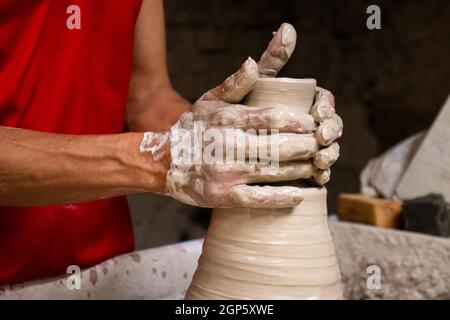 Homme faisant des articles en céramique sur la roue de potiers dans un Usine traditionnelle dans la ville de Ráquira située dans le département de Cundinamarca en Colombie Banque D'Images