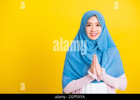 Asiatique musulman arabe, Portrait de bonne jeune femme religieuse portant le voile hijab elle henné décoré des mains priant à Allah Dieu, isolé sur vous Banque D'Images