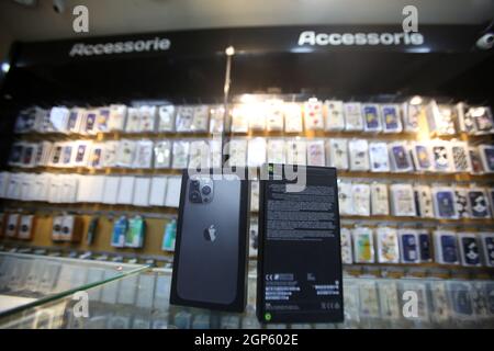 Gaza, Palestine. 28 septembre 2021. IPhone 13 Pro Max smartphones vus dans un magasin à Gaza. (Photo par Ahmed Zakot/SOPA Images/Sipa USA) crédit: SIPA USA/Alay Live News Banque D'Images