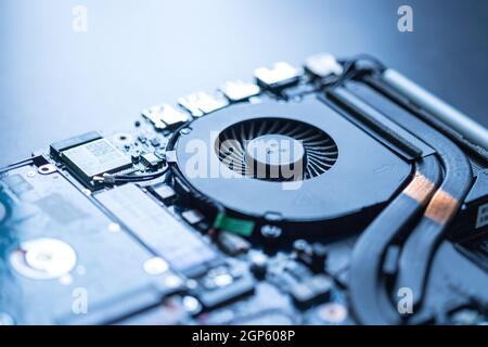 Ventilateur de refroidissement de l'ordinateur pour l'overclocking sur un circuit imprimé, Close up ; la technologie informatique. Banque D'Images