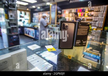 Gaza, Palestine. 28 septembre 2021. IPhone 13 Pro Max smartphones vus dans un magasin à Gaza. (Photo par Ahmed Zakot/SOPA Images/Sipa USA) crédit: SIPA USA/Alay Live News Banque D'Images