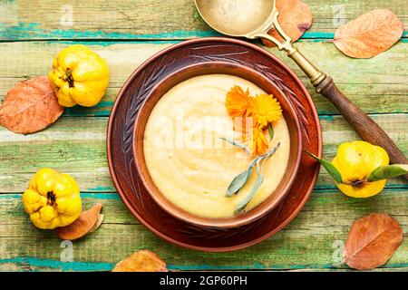 Purée de coing ou soupe à la crème. Soupe de fruits sur table en bois Banque D'Images