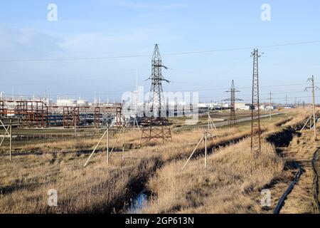 Les colonnes de distillation, tuyaux et autres équipements de la raffinerie fours. La raffinerie de pétrole. L'équipement pour le raffinage de l'huile primaire. Banque D'Images