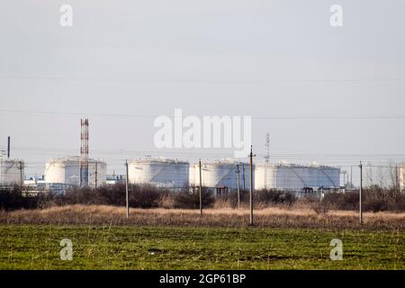 Raffinerie. Des réservoirs de stockage de produits de raffinage. Les colonnes de rectification. Les colonnes de distillation, tuyaux et autres équipements de la raffinerie fours. L'o Banque D'Images