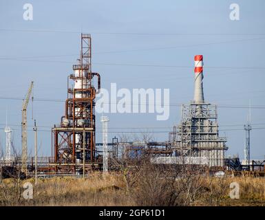 La colonne de profonde transformation de l'huile combustible. Un four de chauffage au mazout. Du traitement de combustible. Le secteur du raffinage du pétrole. Les colonnes de distillation, tuyaux et autres equ Banque D'Images