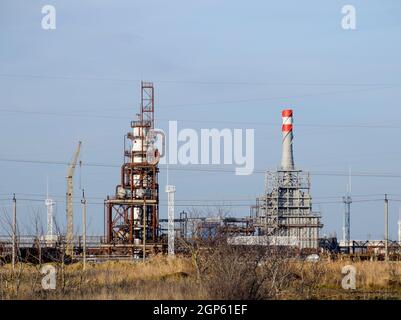 La colonne de profonde transformation de l'huile combustible. Un four de chauffage au mazout. Du traitement de combustible. Le secteur du raffinage du pétrole. Les colonnes de distillation, tuyaux et autres equ Banque D'Images