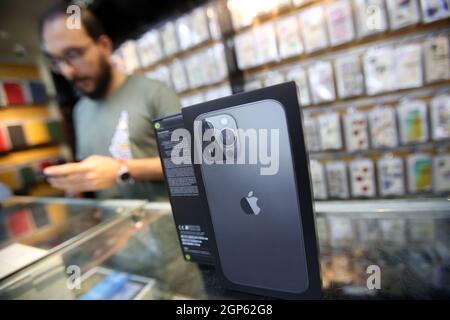 Gaza, Palestine. 28 septembre 2021. IPhone 13 Pro Max smartphones vus dans un magasin à Gaza. Crédit : SOPA Images Limited/Alamy Live News Banque D'Images