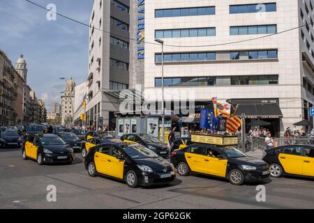 Barcelone, Espagne. 28 septembre 2021. La marche du taxi a vu arriver à la Plaza Catalunya pour se tenir devant le siège de Free Now Barcelona.les chauffeurs de taxi ont participé à une marche lente contre les compagnies de transport avec les conducteurs Uber et Free Now, qu'ils accusent de concurrence déloyale selon les règlements de l'Institut métropolitain de taxi. Crédit : SOPA Images Limited/Alamy Live News Banque D'Images