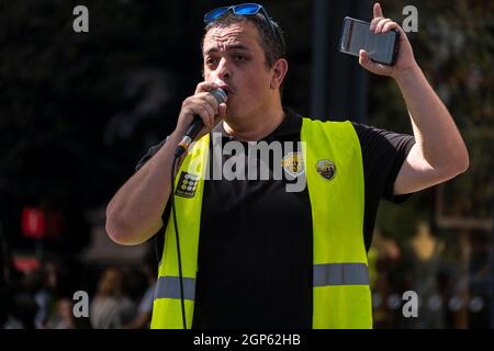 Barcelone, Espagne. 28 septembre 2021. Tito Álvarez, porte-parole du syndicat de taxis Elite est vu lors de son discours devant le siège de Free Now Barcelona sur la Plaza Catalunya.les chauffeurs de taxi ont participé à une marche lente contre les compagnies de transport avec des chauffeurs Uber et Free Now, Qu'ils accusent de concurrence déloyale selon les règlements de l'Institut métropolitain de taxi. Crédit : SOPA Images Limited/Alamy Live News Banque D'Images