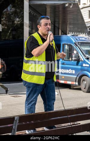 Barcelone, Espagne. 28 septembre 2021. Tito Álvarez, porte-parole du syndicat de taxis Elite a vu faire des discours devant le siège de Free Now Barcelona sur la Plaza Catalunya.les chauffeurs de taxi ont participé à une marche lente contre les compagnies de transport avec les chauffeurs Uber et Free Now, Qu'ils accusent de concurrence déloyale selon les règlements de l'Institut métropolitain de taxi. Crédit : SOPA Images Limited/Alamy Live News Banque D'Images