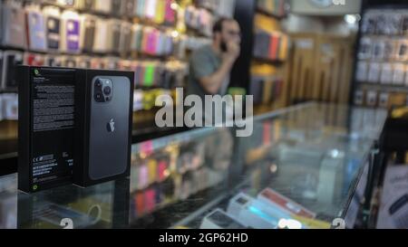 Gaza, Palestine. 28 septembre 2021. IPhone 13 Pro Max smartphones vus dans un magasin à Gaza. Crédit : SOPA Images Limited/Alamy Live News Banque D'Images