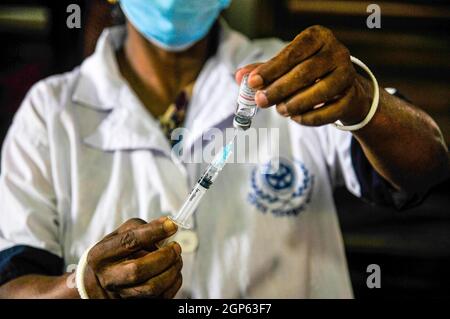 Sylhet, Bangladesh. 28 septembre 2021. Un agent de santé préparant une dose du vaccin Sinopharm COVID-19 dans un centre de vaccination de Chiknagul. Une campagne de vaccination de masse est en cours dans tout le pays à l'occasion du 75e anniversaire du Premier ministre bangladais, Sheikh Hasina. Crédit : CIC de la majorité mondiale/Alamy Live News Banque D'Images