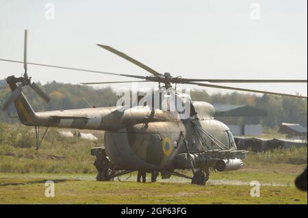 L'hélicoptère militaire ukrainien vu lors des exercices militaires internationaux 'Rapid Trident - 2021'.sur le territoire du Centre international pour le maintien de la paix et la sécurité de l'Académie nationale des forces terrestres, nommé d'après Hetman Petro Sahaidachny, des exercices de commandement et d'état-major ukrainien-américain impliquant des troupes 'Rapid Trident - 2021' ont lieu, Ils ont commencé le 20 septembre et dureront jusqu'au 1er octobre 2021. Des soldats de 15 pays participent aux exercices (Ukraine, Etats-Unis, Allemagne, Bulgarie, Géorgie, Italie, Pologne, Roumanie, Grande-Bretagne et autres). Crédit: SOPA Images Limi Banque D'Images