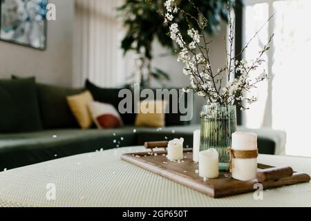 Intérieur de la maison. Bougies relaxantes. La couleur de l'arbre des pommes a volé. Arrière-plan flou. Photo de haute qualité Banque D'Images