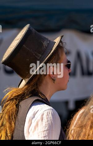 Timisoara, Roumanie - 26 septembre 2021 : portrait de compagnons de voyage portant de vieux vêtements traditionnels aux Journées culturelles hongroises Banque D'Images