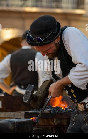 Timisoara, Roumanie - 26 septembre 2021 : portrait de compagnons de voyage portant de vieux vêtements traditionnels aux Journées culturelles hongroises Banque D'Images