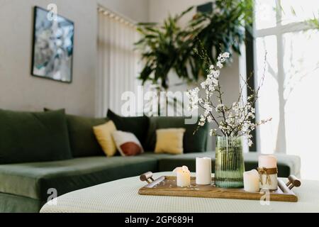 Intérieur de la maison. Bougies relaxantes. La couleur de l'arbre des pommes a volé. Arrière-plan flou. Photo de haute qualité Banque D'Images