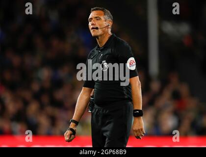 27 septembre 2021 ; Selhurst Park, Crystal Palace, Londres, Angleterre ; Premier League football, Crystal Palace versus Brighton & amp ; Hove Albion : arbitre André Mariner Banque D'Images