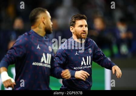 Lionel Messi (à droite) de Paris Saint-Germain et le Junior Neymar se réchauffent avant la Ligue des champions de l'UEFA, disputés un match au Parc des Princes à Paris. Date de la photo: Mardi 28 septembre 2021. Banque D'Images