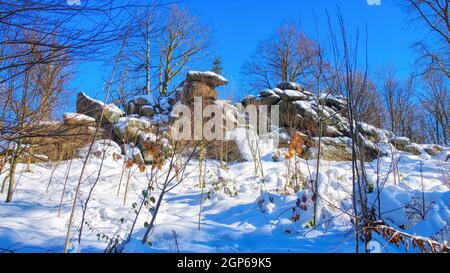 Haute pierre en hiver dans les montagnes de Lusatien, Saxe, Allemagne Banque D'Images