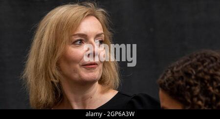 Londres, Royaume-Uni. 28 septembre 2021. Liz Truss, secrétaire aux Affaires étrangères, quitte 10 Downing Street Londres crédit: Ian Davidson/Alay Live News Banque D'Images