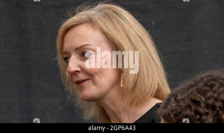 Londres, Royaume-Uni. 28 septembre 2021. Liz Truss, secrétaire aux Affaires étrangères, quitte 10 Downing Street Londres crédit: Ian Davidson/Alay Live News Banque D'Images