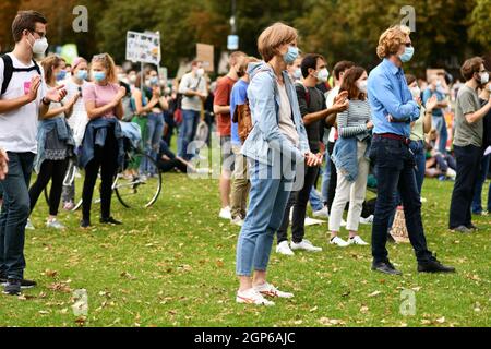 Heidelberg, Allemagne - 24 septembre 2021 : personnes participant à une manifestation contre la grève mondiale du climat avec des masques faciaux pendant la crise du virus Corona Banque D'Images