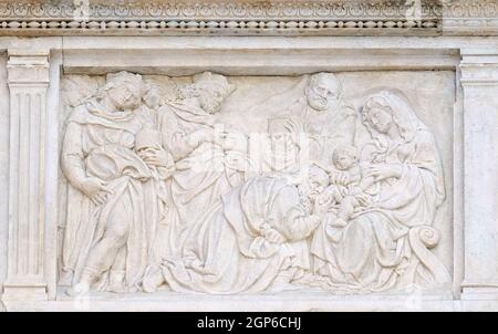 Scène de la nativité, l'Adoration des mages, les secours sur le portail de Saint Pétrone Basilique à Bologne, Italie Banque D'Images