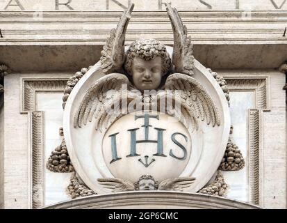 Christogram IHS, façade de l'église du Gesù, église-mère de la Compagnie de Jésus, Rome, Italie Banque D'Images