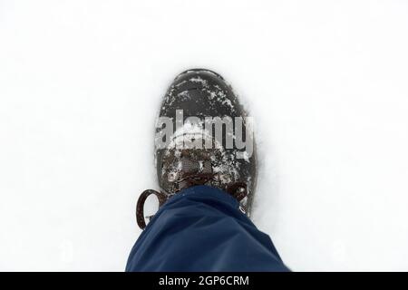 Gros plan sur les chaussures de randonnée pour Homme dans la neige fraîche. Banque D'Images