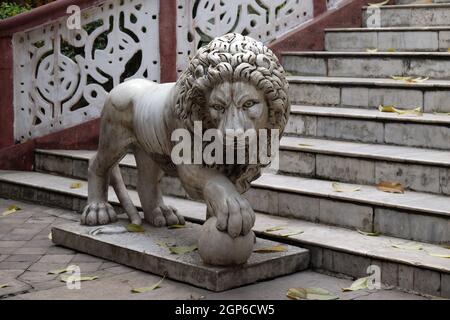 Les lions qui gardaient l'entrée du temple de Sree Chanua Probhu à Kolkata, Bengale occidental, Inde Banque D'Images