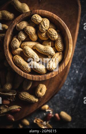 Arachides grillées. Savoureux arachides dans un bol. Vue de dessus. Banque D'Images