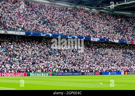 AMSTERDAM, PAYS-BAS - SEPTEMBRE 28 : les fans d'Ajax lors du match du groupe de la Ligue des champions de l'UEFA entre Ajax et Besiktas au Johan Cruijff Arena le 28 septembre 2021 à Amsterdam, pays-Bas (photo de Broer van den Boom/Orange Pictures) Banque D'Images