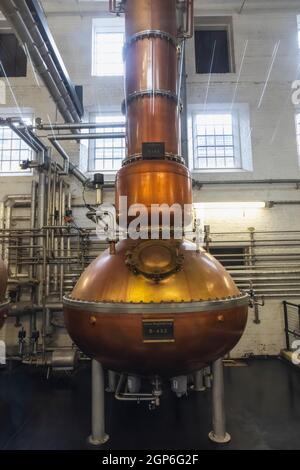 Angleterre, Hampshire, Laverton, Bombay Sapphire Gin Distillery, The Historical Copper Stills Banque D'Images