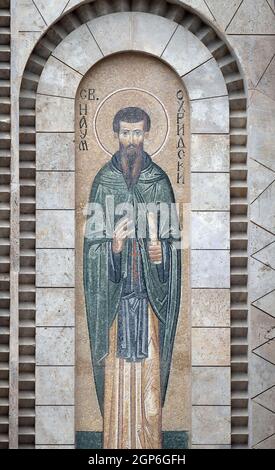 Saint Naum, mosaïque au-dessus de l'entrée de l'église Saint Constantin et Hélène à Skopje, Macédoine Banque D'Images