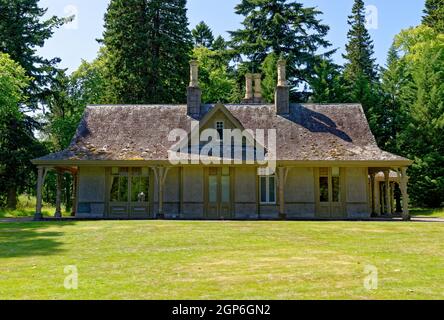 L'été au château de Balmoral, chalet écossais traditionnel en bois à un étage, Royal Deeside, Carthie Estate, parc national de Cairngorms, Écosse, Royaume-Uni. Banque D'Images